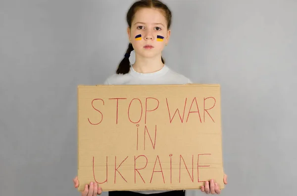 Одиннадцатилетняя Украинка Стоит Плакатом Руках Надписью Остановить Войну Украине Грустная — стоковое фото