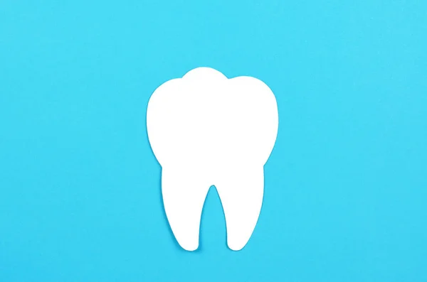 Білий Зуб Синьому Фоні Концепція Стоматологічної Допомоги Копіювання Простору — стокове фото