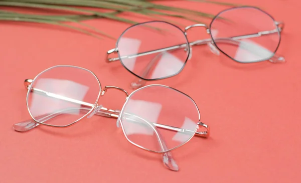 Óculos Femininos Elegantes Fundo Colorido Com Folhas Palma — Fotografia de Stock