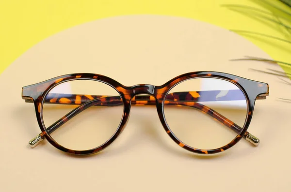 Elegantes Gafas Mujer Sobre Fondo Color Gafas Leopardo —  Fotos de Stock