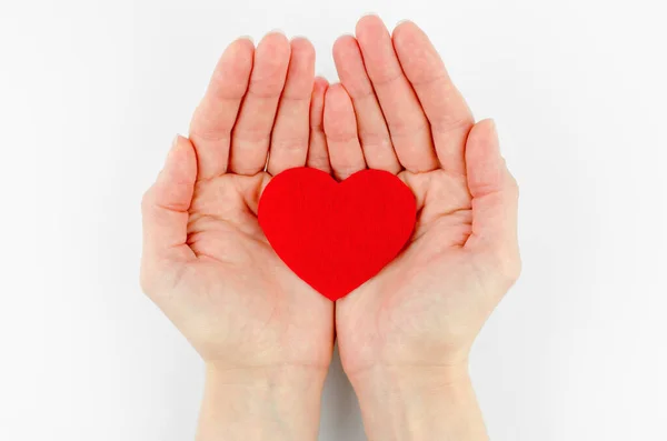 Rotes Herz Weiblichen Handflächen Auf Weißem Hintergrund Das Konzept Von — Stockfoto