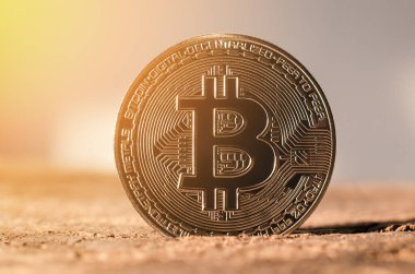 Mars 'ın yüzeyinde güneş ışığının altında altın bir bitcoin para duruyor. Dünya kripto para birimi