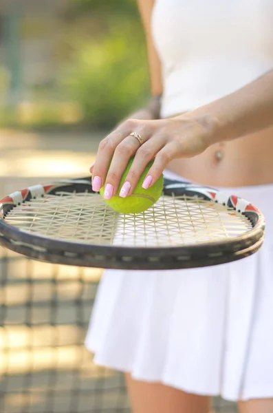 Palla Una Racchetta Tennis Primo Piano Sportswoman Tenendo Racchetta Tennis — Foto Stock