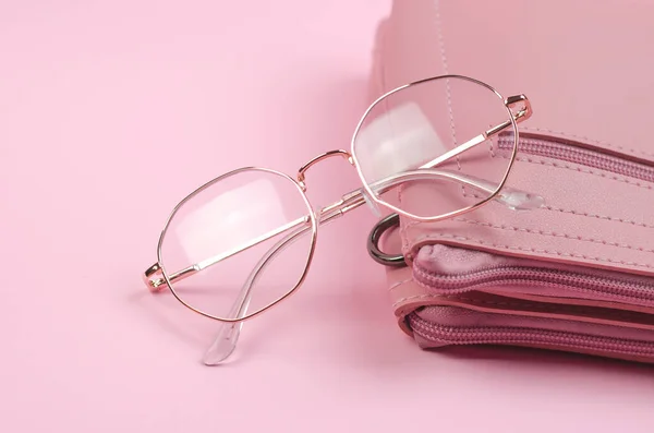 Stylowe Okulary Różowej Damskiej Torebce Zbliżenie — Zdjęcie stockowe