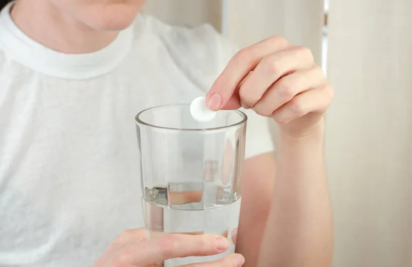 Mano Una Donna Mette Una Pillola Solubile Bicchiere — Foto Stock