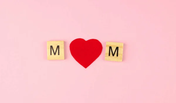 Word Mom Wooden Letters Instead Letter Red Heart — Stock Photo, Image