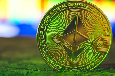 Yakın plan yeşil neon ışıklı ethereum sikke. Dünya kripto para birimi. Geleceğin finansal sistemi - Ukrayna, İzmail 17.03.22