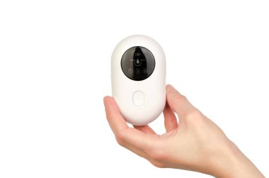 Yüz derisindeki siyah noktaları sökecek bir cihaz. Siyah başlıklı çıkarıcı beyaz arka planda bir kadın elinde.