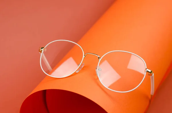 Stilvolle Frauenbrille Weißem Rahmen Auf Orangefarbenem Hintergrund — Stockfoto