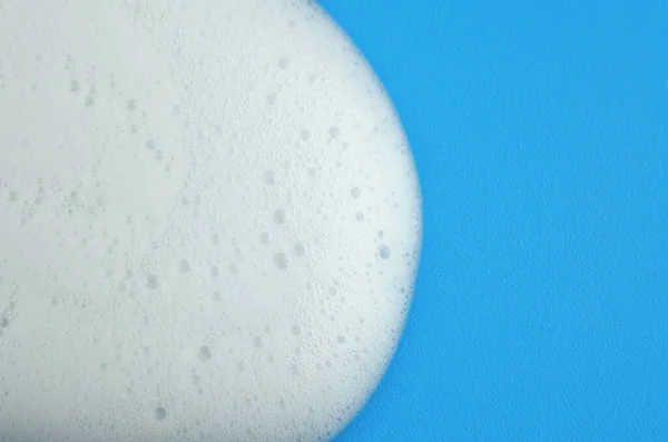 Makrofoto Von Weißem Shampoo Schaum Auf Blauem Hintergrund — Stockfoto