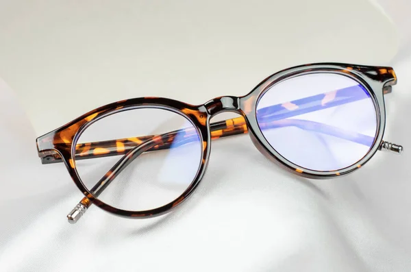 Leopard Colored Glasses White Silk Fabric Close — ストック写真