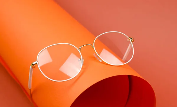 Turuncu Arka Planda Beyaz Çerçeveli Yuvarlak Mercekli Gözlükler Görüş Için — Stok fotoğraf