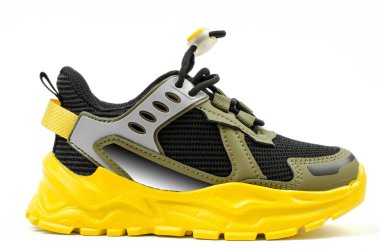 Beyaz arka planda sarı tabanlı spor ayakkabısı. Haki rengi spor ayakkabılar. Spor ayakkabılar..