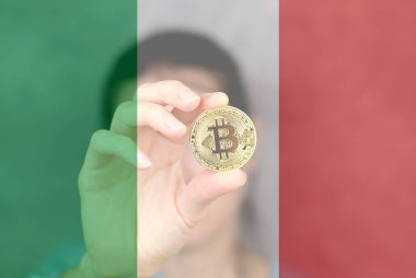 Bitcoin, İtalya bayrağının arka planına yakın plan çekilmiş bir kadın eli. İtalya 'da kripto para birimi
