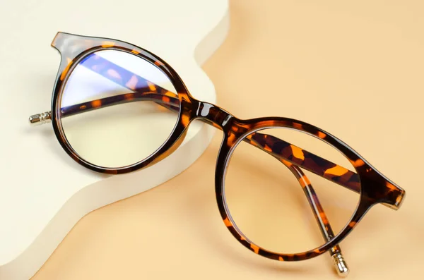 Stylowe Damskie Okulary Kolorze Lamparta Beżowym Tle Damskie Dodatki Okulary — Zdjęcie stockowe