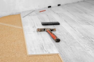 Profesyonel bir zemin kaplaması, bir kaplama. Bir mantar tabanı ve araçlar üzerine kaplama