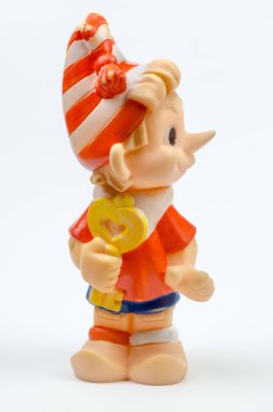 Beyaz arka planda eski bir oyuncak Pinokyo. SSCB oyuncağı