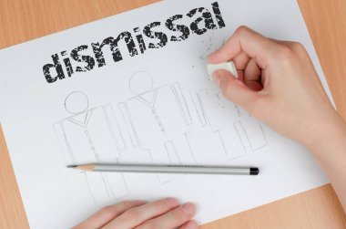 Kadın eli silgiyle çizilmiş bir insanı siler. İşten çıkarma ya da küçültme kavramı. Çizilmiş birini kağıttan silmek