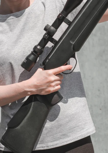 Молодая Женщина Пистолетом Руках Женщина Держит Большую Снайперскую Винтовку Крупным — стоковое фото