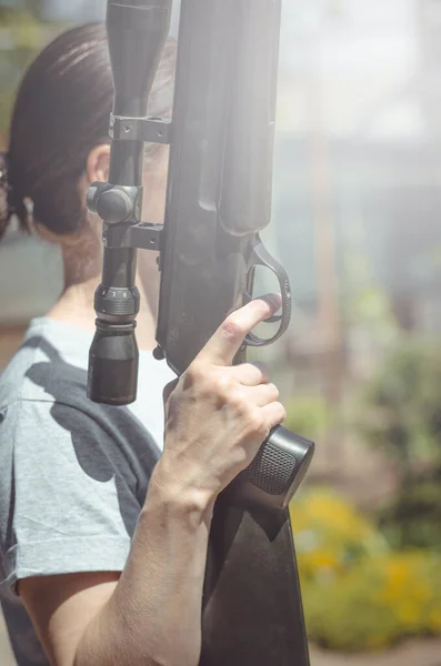 Молодая Женщина Пистолетом Руках Женщина Держит Большую Снайперскую Винтовку Крупным — стоковое фото