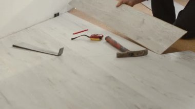 Plastik döşeme döşemesi tanınmaz halde. Apartmanda tamirat var. Profesyonel kurulum kaplaması.