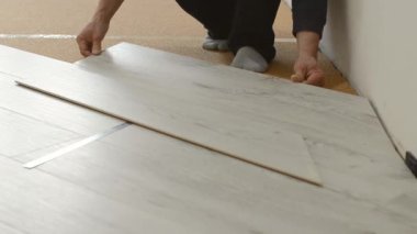 Plastik döşeme döşemesi tanınmaz halde. Apartmanda tamirat var. Profesyonel kurulum kaplaması.