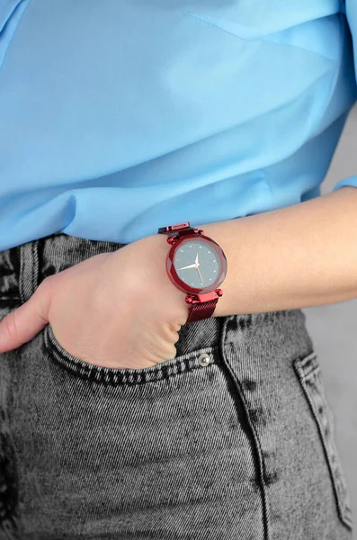 Relógio Pulso Bonito Borgonha Uma Mão Feminina Close — Fotografia de Stock