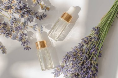 Lavanta esanslı cam şişeler. Lavanta çiçekli düz bileşim
