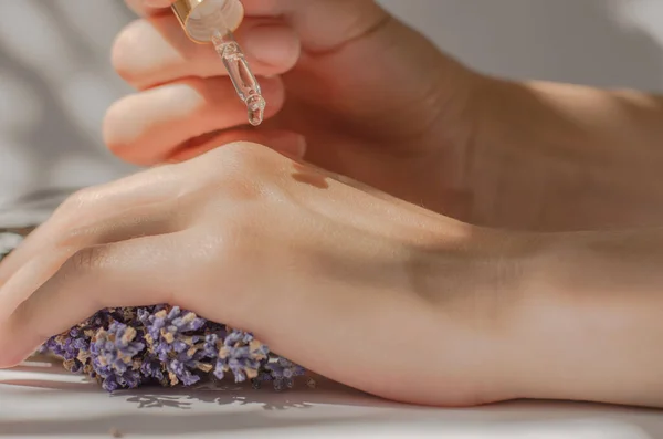 Mãos Femininas Mantêm Uma Pipeta Com Óleo Lavanda Óleo Lavanda — Fotografia de Stock