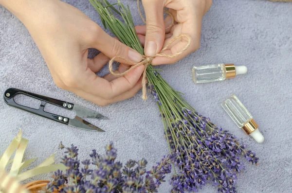 Step Step Photo Woman Hands Tying Bouquet Lavender Twine Making — Stock Photo, Image