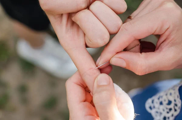 파편이었지 여자가 아이의 손에서 파편을 꺼내려고 있어요 — 스톡 사진