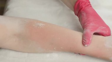 Kadın elinin şeker tükürüğü, yakın plan. El kıllarını çıkarma işlemi