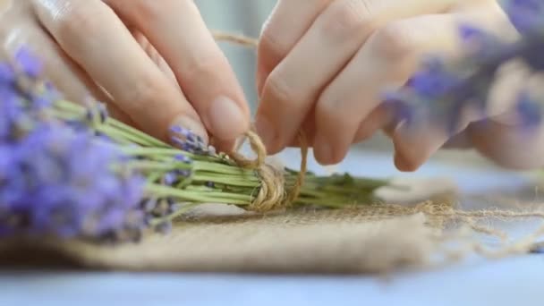 Des Mains Femme Attachant Bouquet Lavande Avec Ficelle Faire Bouquet — Video