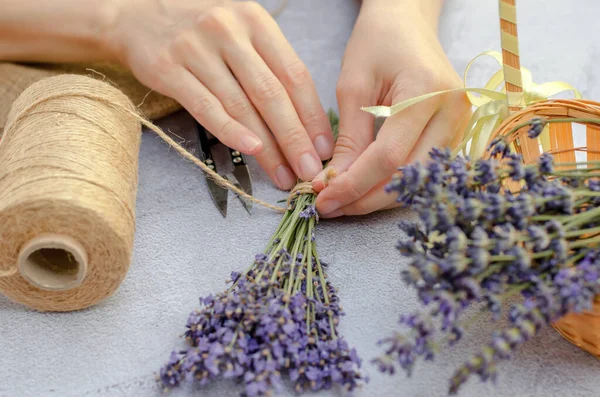 Step Step Photo Woman Hands Tying Bouquet Lavender Twine Making — Stock Photo, Image