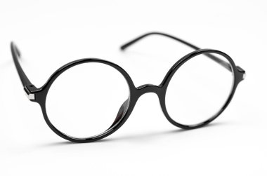 Siyah yuvarlak çerçeveli beyaz arka planda görüş için şık gözlükler