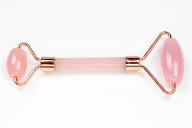 Beyaz arka planda gua sha masajı için Quartz silindiri, yakın plan