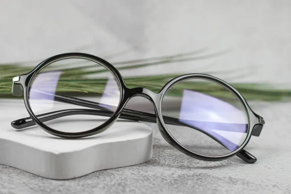 Stylowe Okrągłe Okulary Widzenia Beżowym Podium Zbliżenie — Zdjęcie stockowe