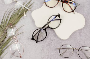 Beton zemin üzerinde farklı tiplerin görüşü için gözlük