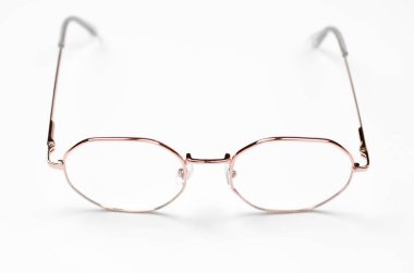 Beyaz arka planda şık gözlükler. Demir çerçeveli gözlük