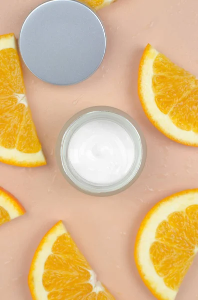 Feuchtigkeitsspendende Creme Mit Orangenextrakt Offenes Glas Sahne Und Orangenscheiben Auf — Stockfoto