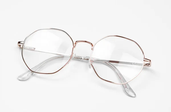 Stijlvolle Brillen Een Witte Achtergrond Ijzeren Frame Glazen — Stockfoto