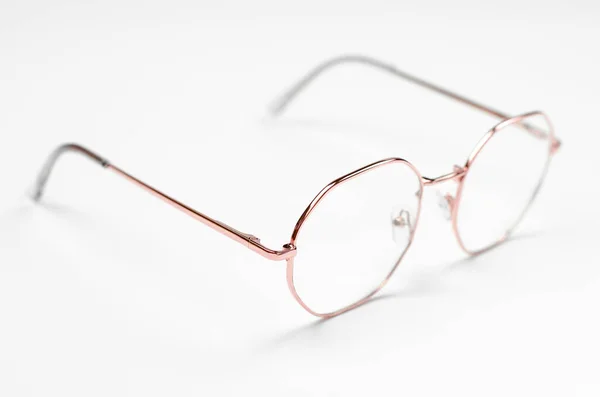 Stijlvolle Brillen Een Witte Achtergrond Ijzeren Frame Glazen — Stockfoto