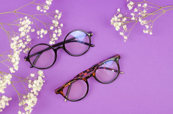 Elegantes Gafas Mujer Sobre Fondo Púrpura Con Ramitas Gypsophila —  Fotos de Stock