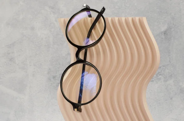Snygga Runda Glasögon För Vision Ett Vågigt Beige Podium — Stockfoto