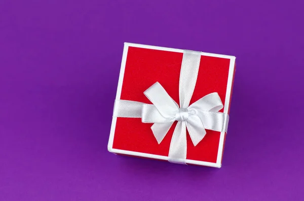 Red Gift Box White Ribbon Purple Background — Stockfoto