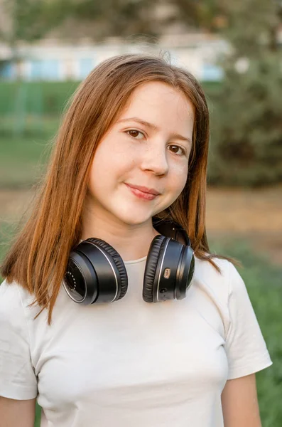Портрет Летней Рыжеволосой Девочки Подростка Природе — стоковое фото