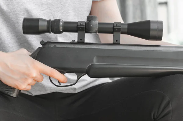 Молода Жінка Пістолетом Руках Жінка Тримає Велику Снайперську Гвинтівку Крупним — стокове фото