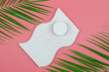 Ürün ve kozmetik ürünlerinin sunumu için doğal taştan yapılmış yuvarlak podyum. Ürün reklamı için boş bir vitrin. Kozmetik güzellik gösterisi