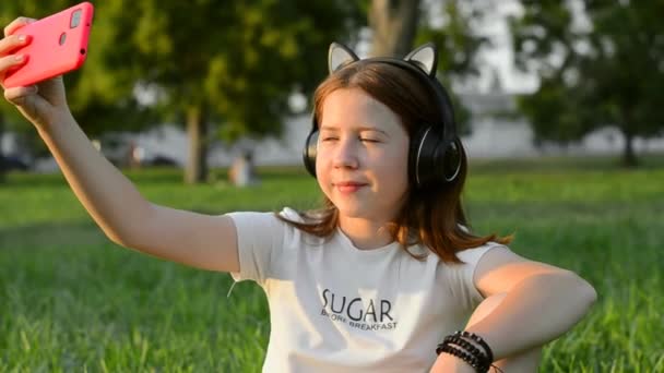 Teenage Girl Sits Park Grass Smartphone Her Hands Year Old — Stok video