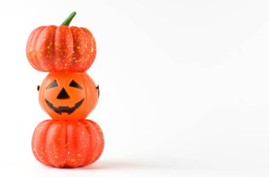 Cadılar Bayramı için balkabakları beyaz arka planda Jack Lantern ve mesajlarınız için bir yer